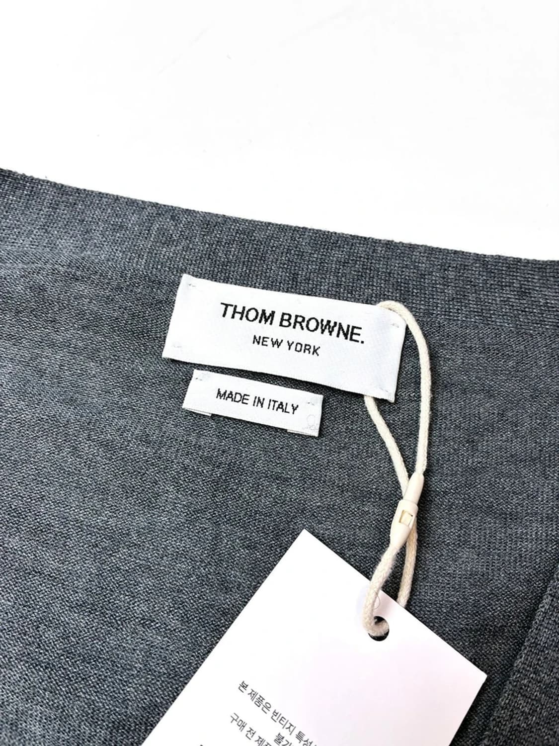 톰브라운 시그니처 사선 완장 V넥 울 니트 가디건 PN5233 상품이미지8