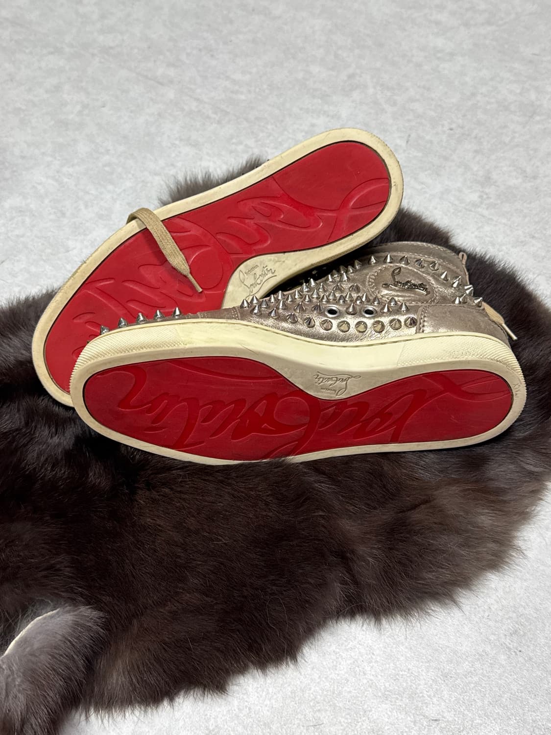 크리스찬 루부탱 스터드 하이탑 스니커즈  상품이미지3