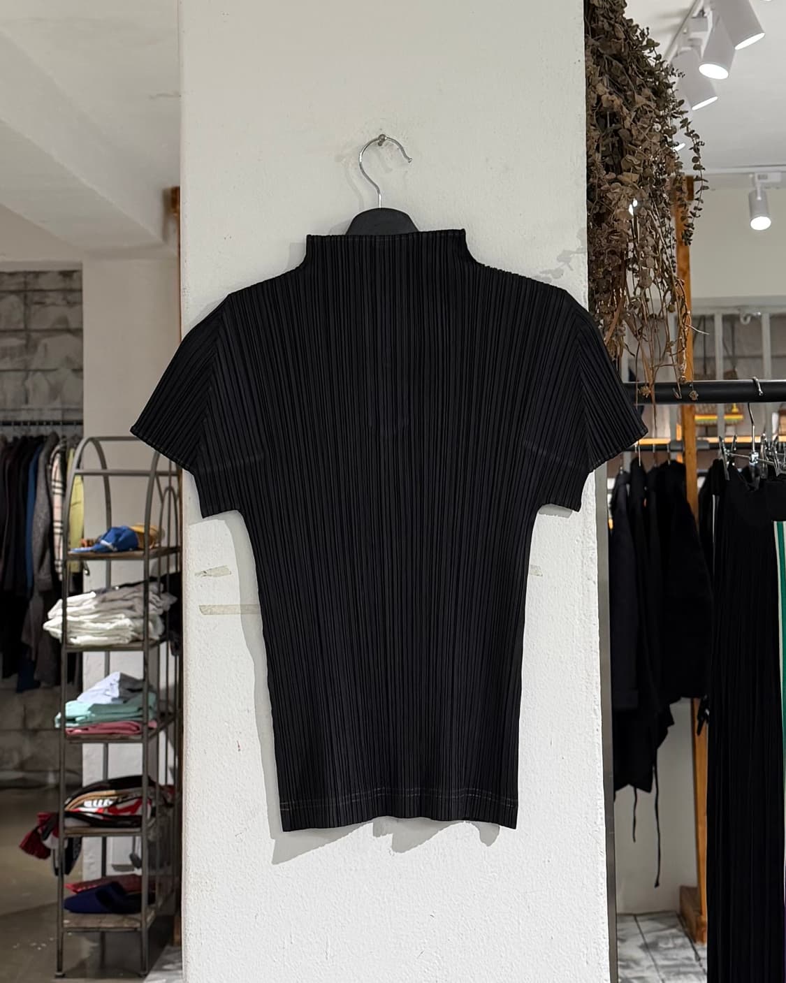 플리츠 플리즈 블랙 오픈넥 하프티셔츠/ 스티치 디테일 스커트 셋업 상품이미지5