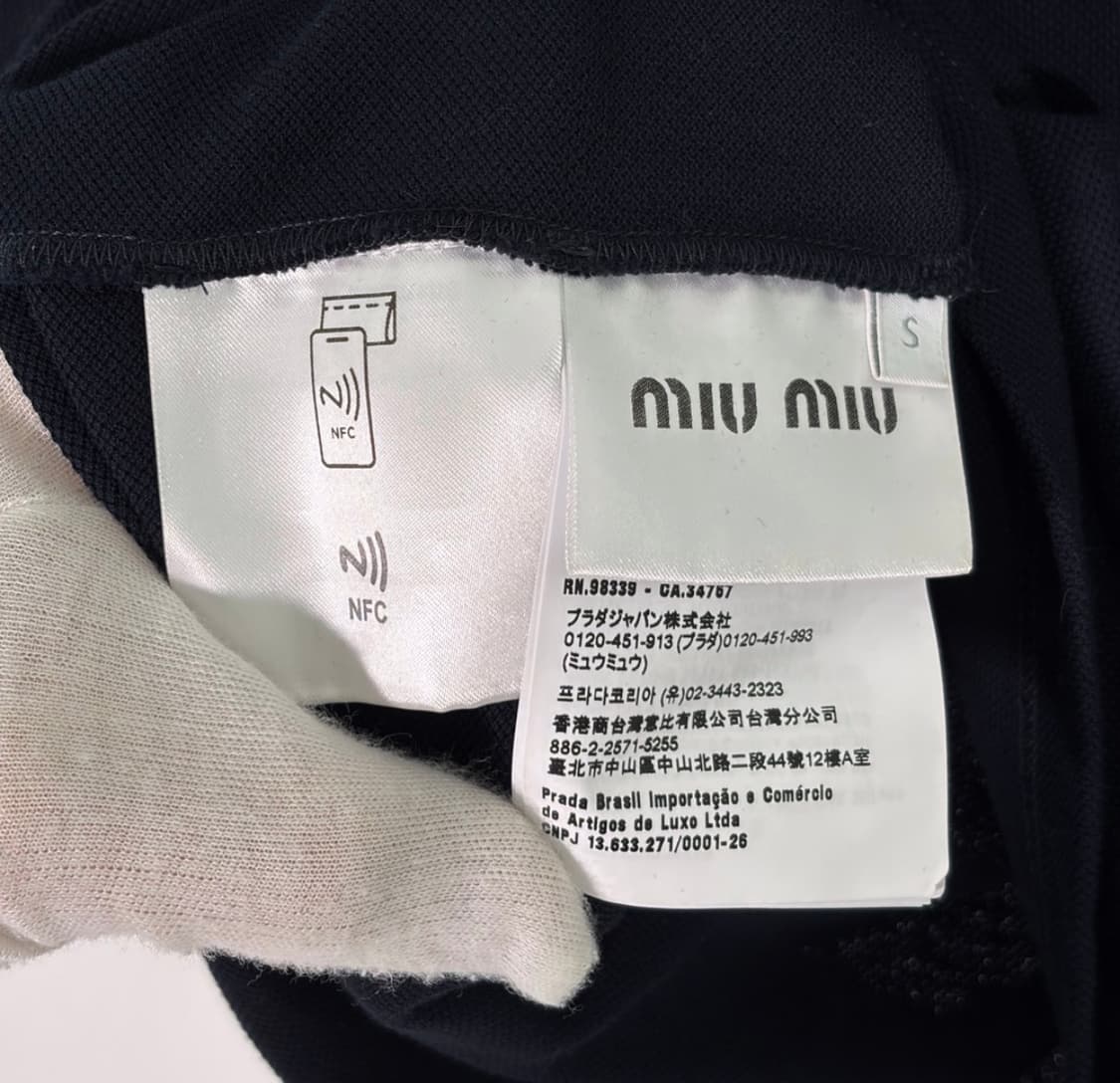 [S] 미우미우 24ss 자수 로고 코튼 폴로 피케 반팔 티셔츠 네이비 상품이미지6