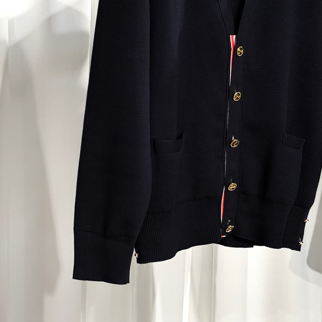 25FW 톰브라운 밀라노 스티치 사선완장 가디건 골드 3사이즈 상품이미지2