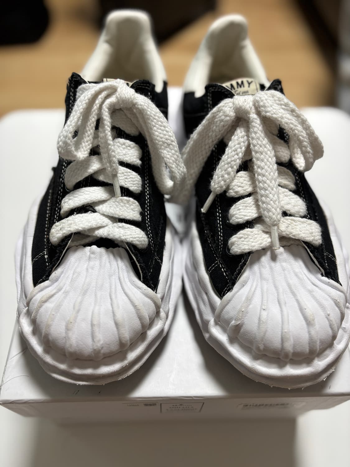 *[EU 44] 미하라 야스히로 블레이키 로우탑 블랙 화이트 색상 44  상품이미지1