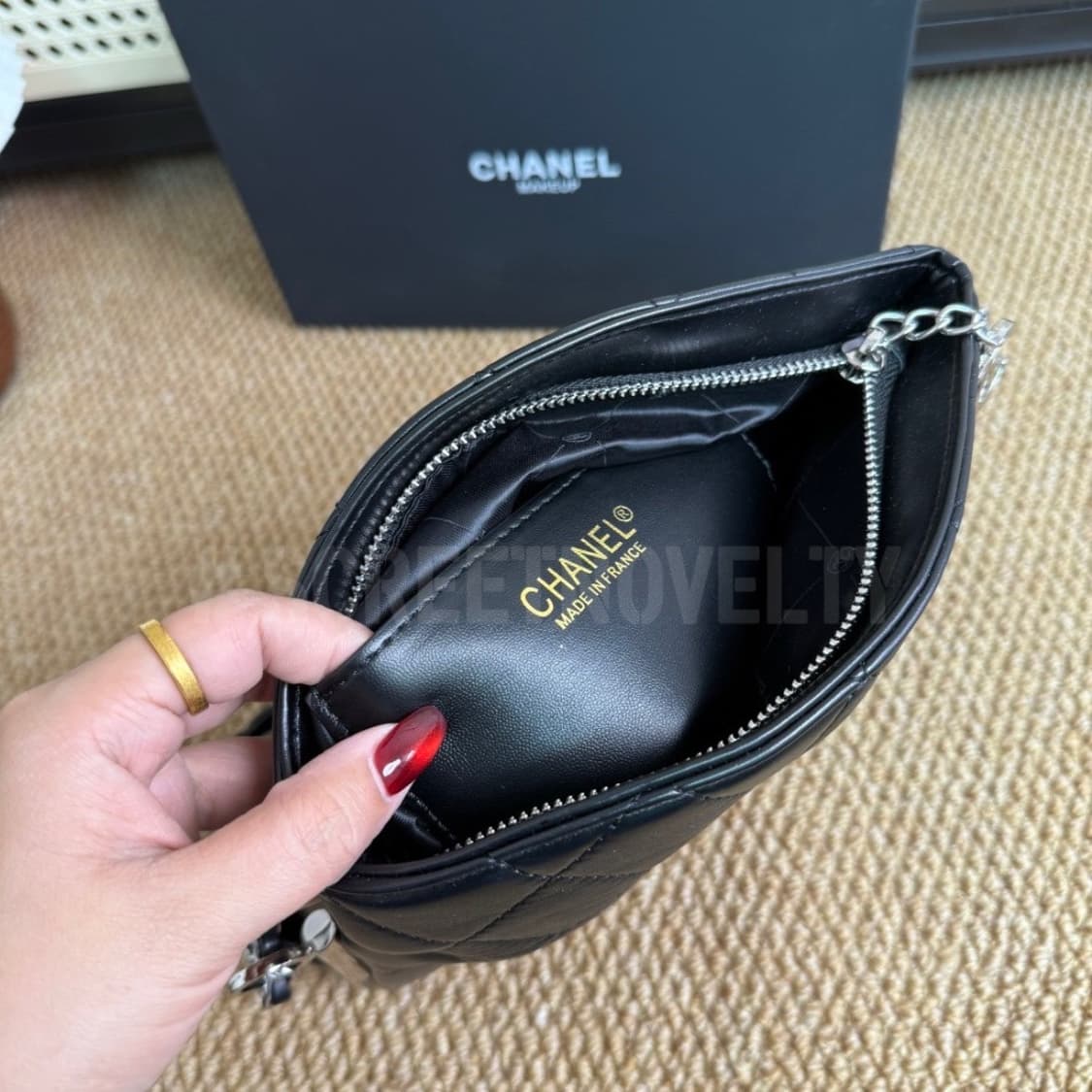 26신상 샤넬뷰티 VIP 플랩체인 램스킨 숄더 호보백 상품이미지4