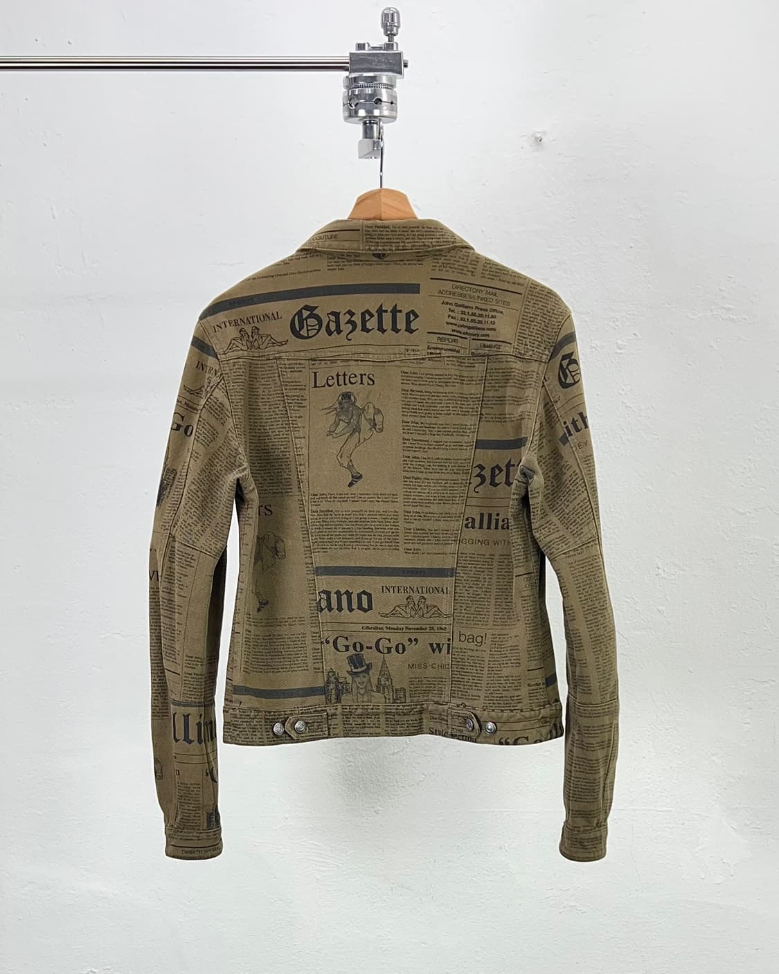 존 갈리아노 07ss 뉴스페이퍼 가제트 프린팅 커프스 데님 자켓 상품이미지6