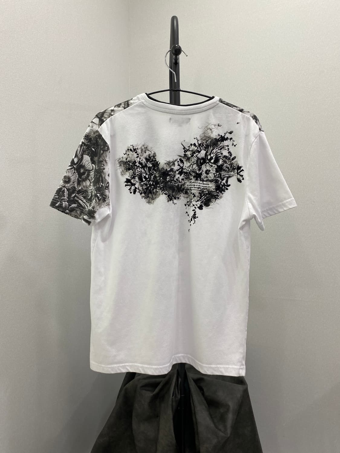 Semantic Design Graphic V-neck Top 상품이미지2