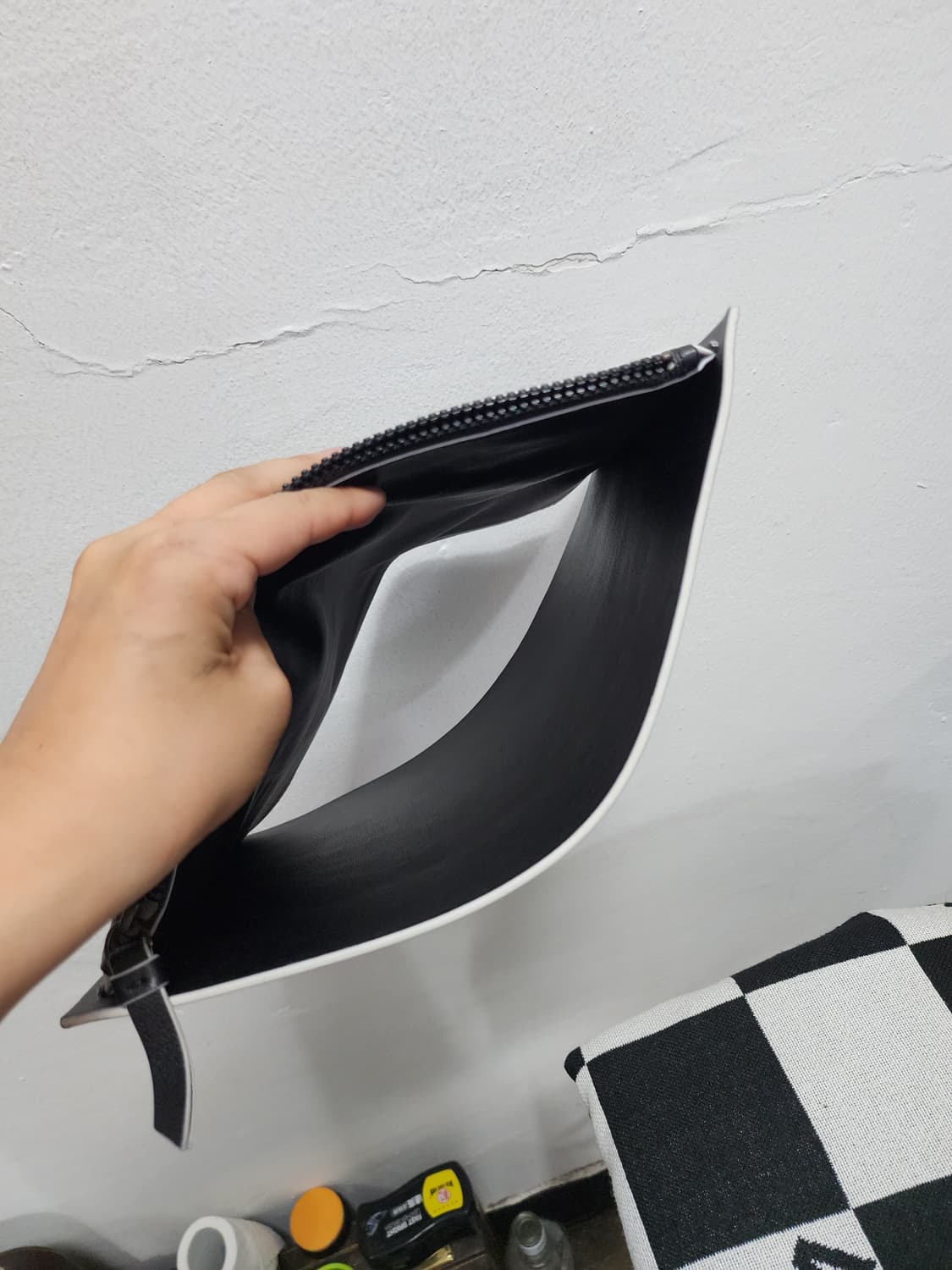 DKNY 가죽 클러치백 상품이미지3