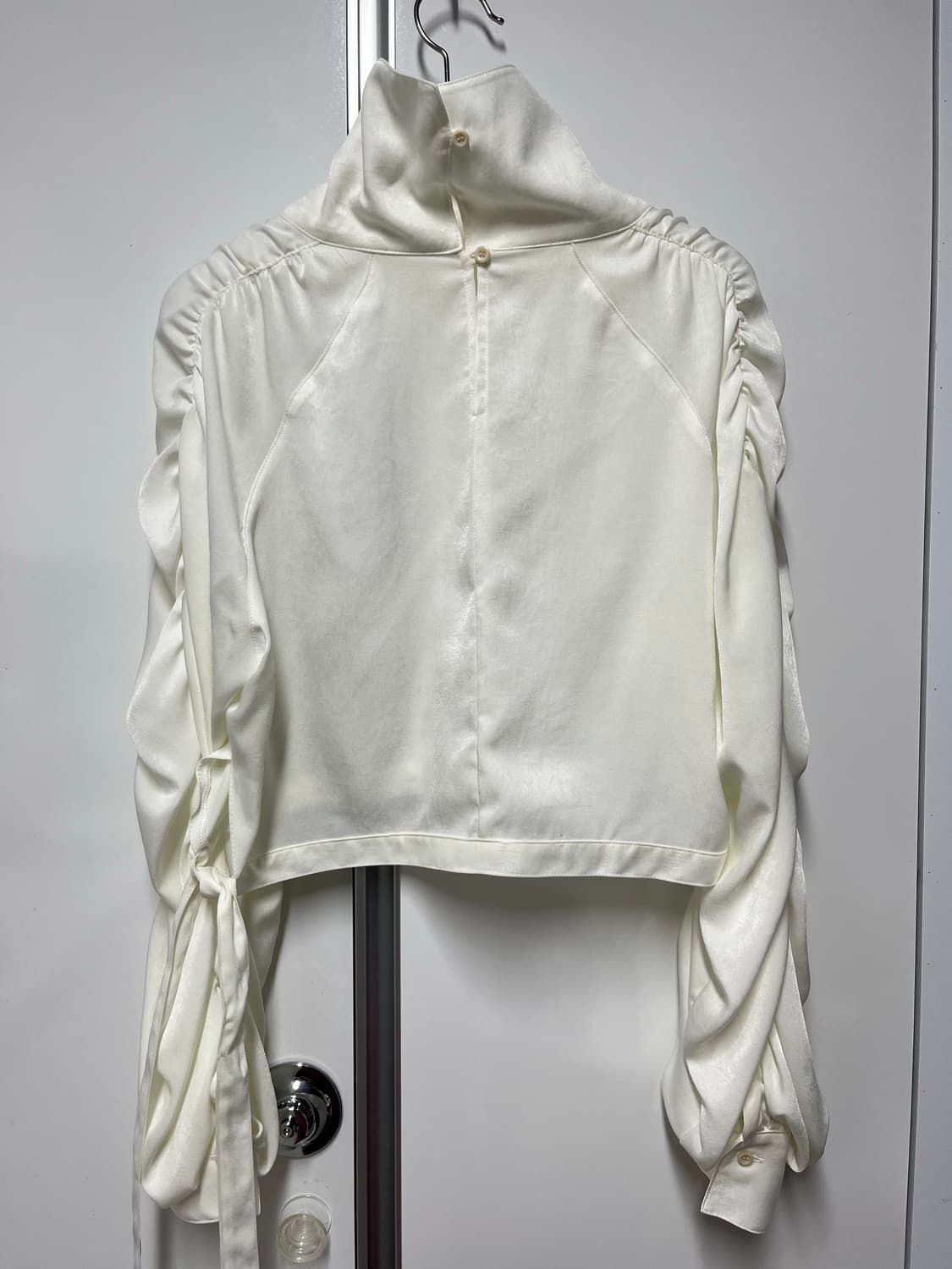 [ETHOS] 에토스 하이넥 크롭 블라우스 상품이미지4