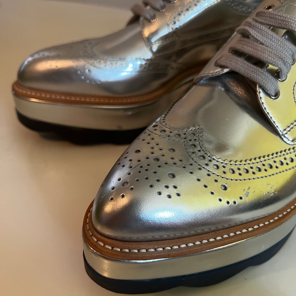 프라다 실버 메탈릭 레더 클리퍼 슈즈 상품이미지5