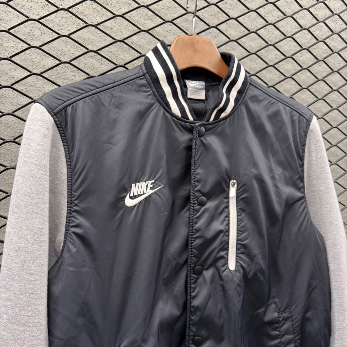 나이키 스타디움 바시티자켓 스몰포켓 디테일 블랙 상품이미지3