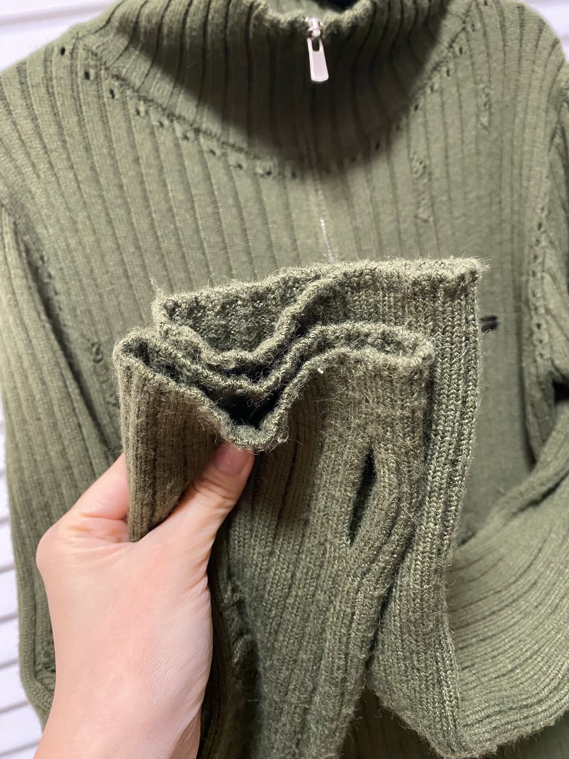 일리고 펀칭 데미지 니트 집업 상품이미지3