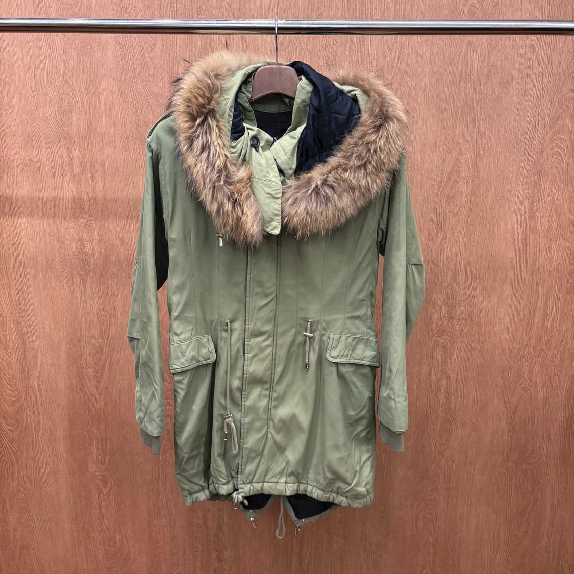 막스앤코 롱 야상 점퍼 퍼 트리밍 후드 드로우 스트링 디테일 카키 상품이미지2