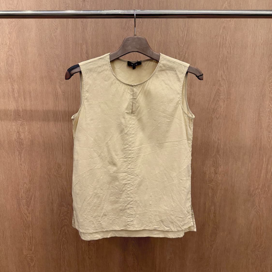 띠어리 린넨 라운드넥 슬리브리스 블라우스 사이드 슬릿 디테일 베이지 상품이미지2