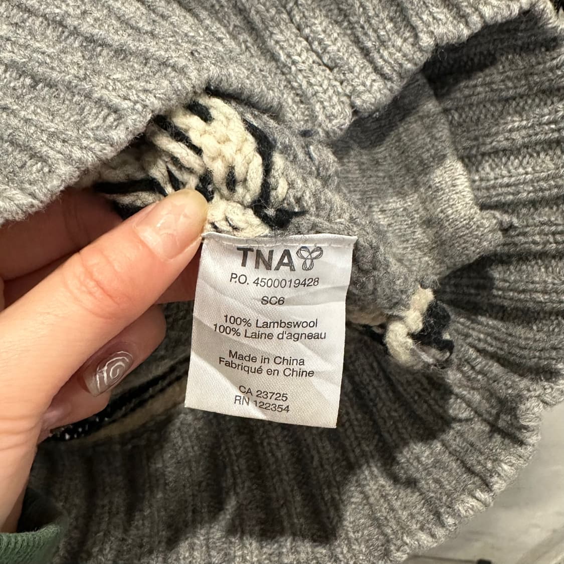 Aritzia TNA 코위찬 집업 가디건 레인디어 패턴 디테일 그레이 상품이미지7