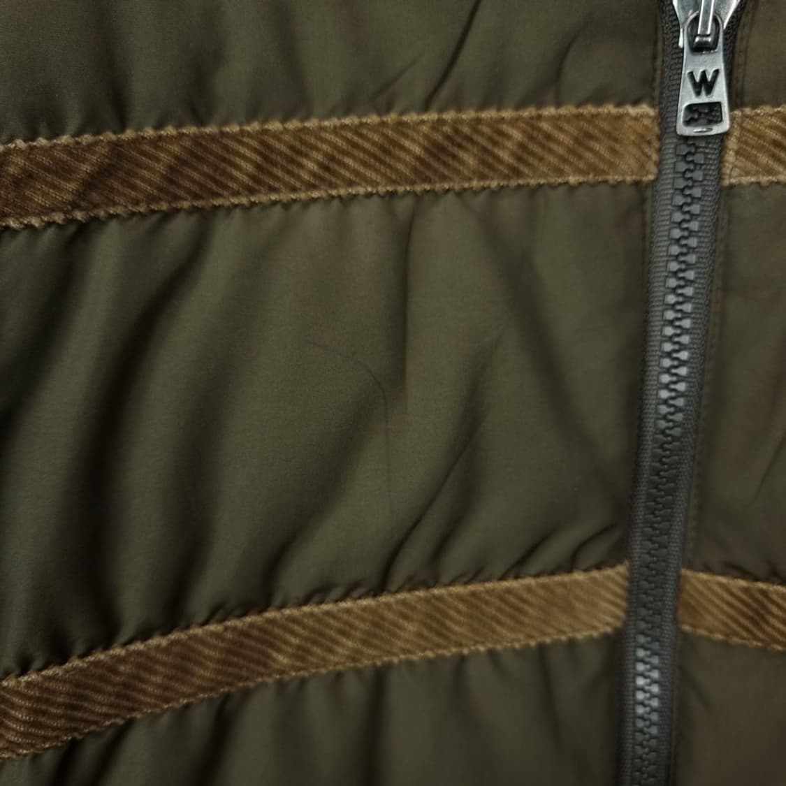 [막스마라] 테이핑 바인딩 경량 패딩 카키 P01099 상품이미지8