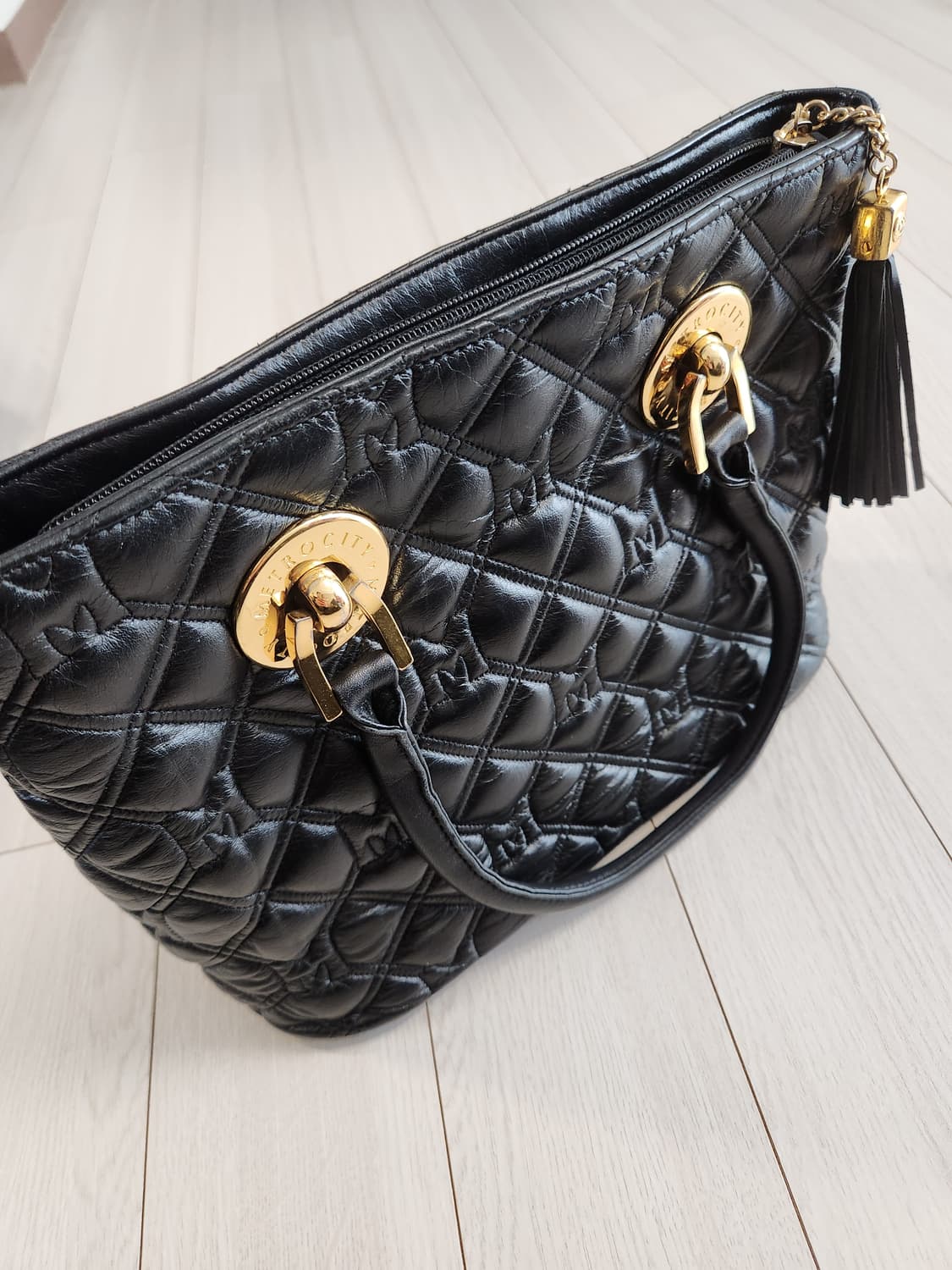 메트로시티 퀼팅 가죽 토트백

여러 중고사이트에도 같이 판매하고 있어서 상품이미지7