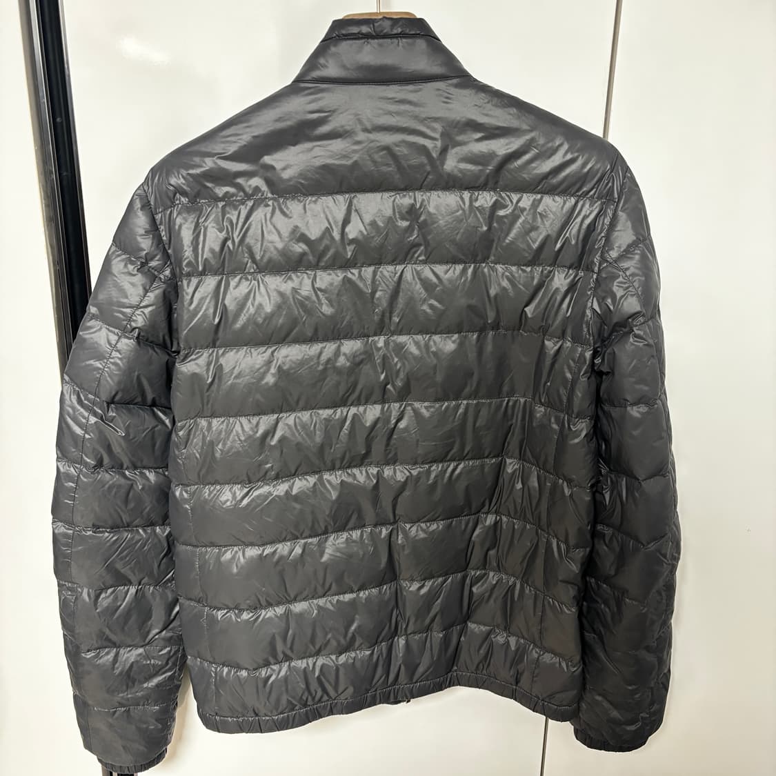 프라다 경량패딩 삼각로고 그레이 48사이즈 상품이미지2