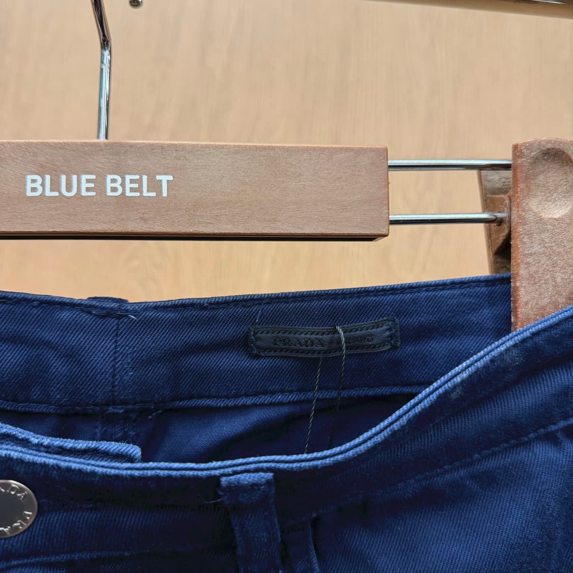 프라다 슬림핏 코튼 팬츠 미니멀 후면 포켓 블랙 로고 라벨 디테일 네이비 상품이미지7