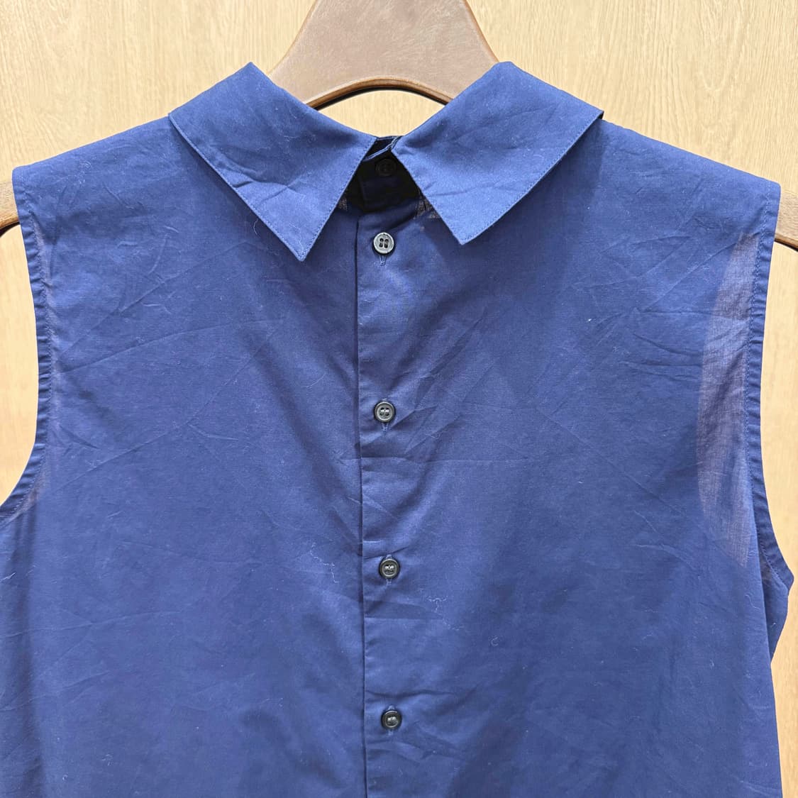 마르니 유니클로 콜라보 핀턱 플리츠 슬리브리스 블라우스 네이비 상품이미지6