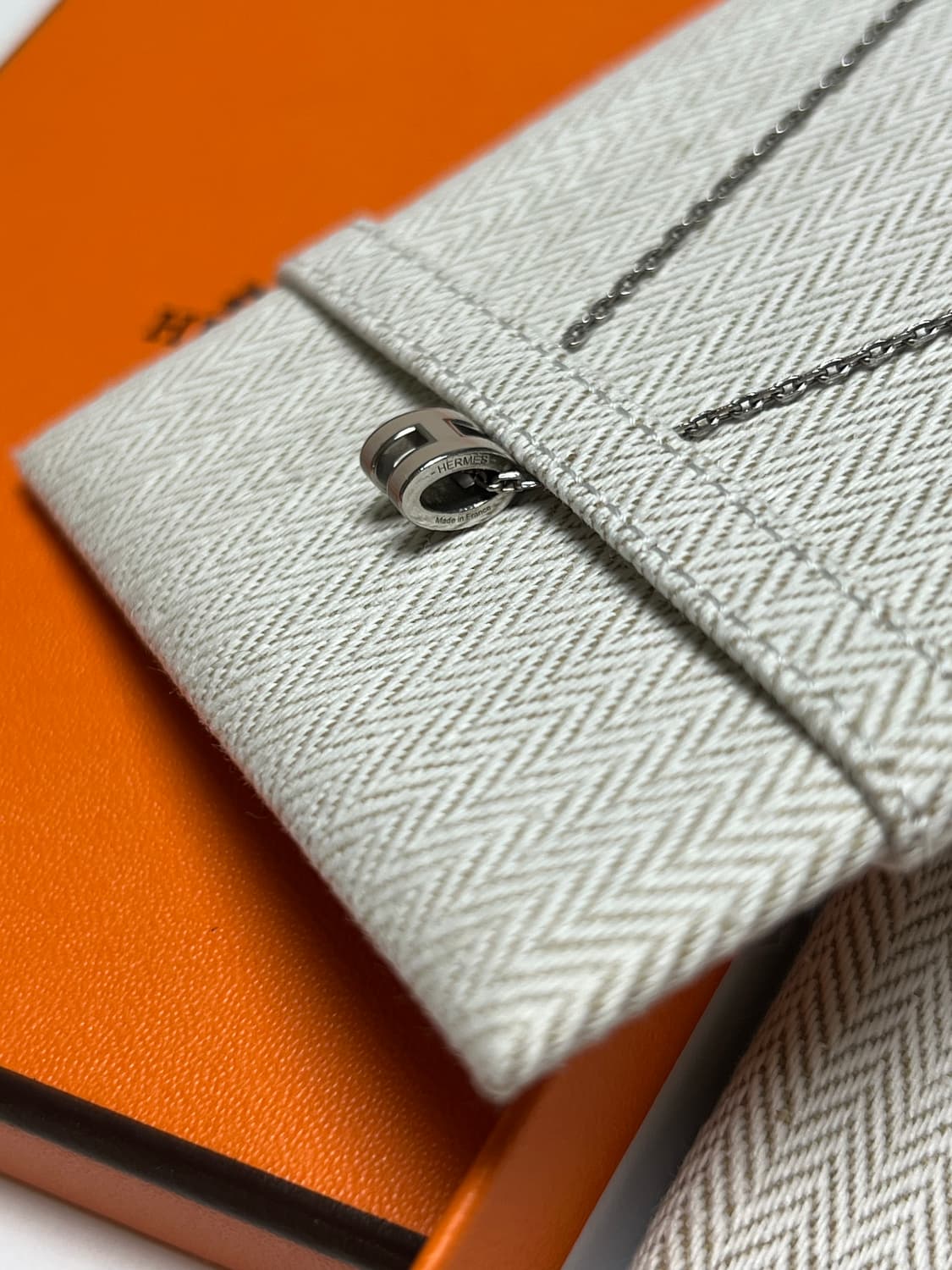 [정품] 에르메스 팝아슈 미니 펜던트 팔라듐 하드웨어 & 마롱 글라세 상품이미지4