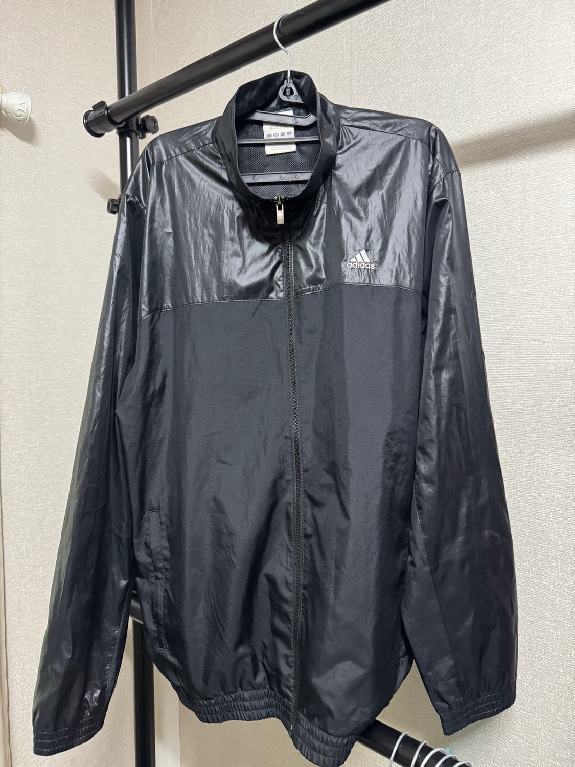 아디다스(adidas) 올블랙 자수 로고 윈드브레이커 바람막이 상품이미지1