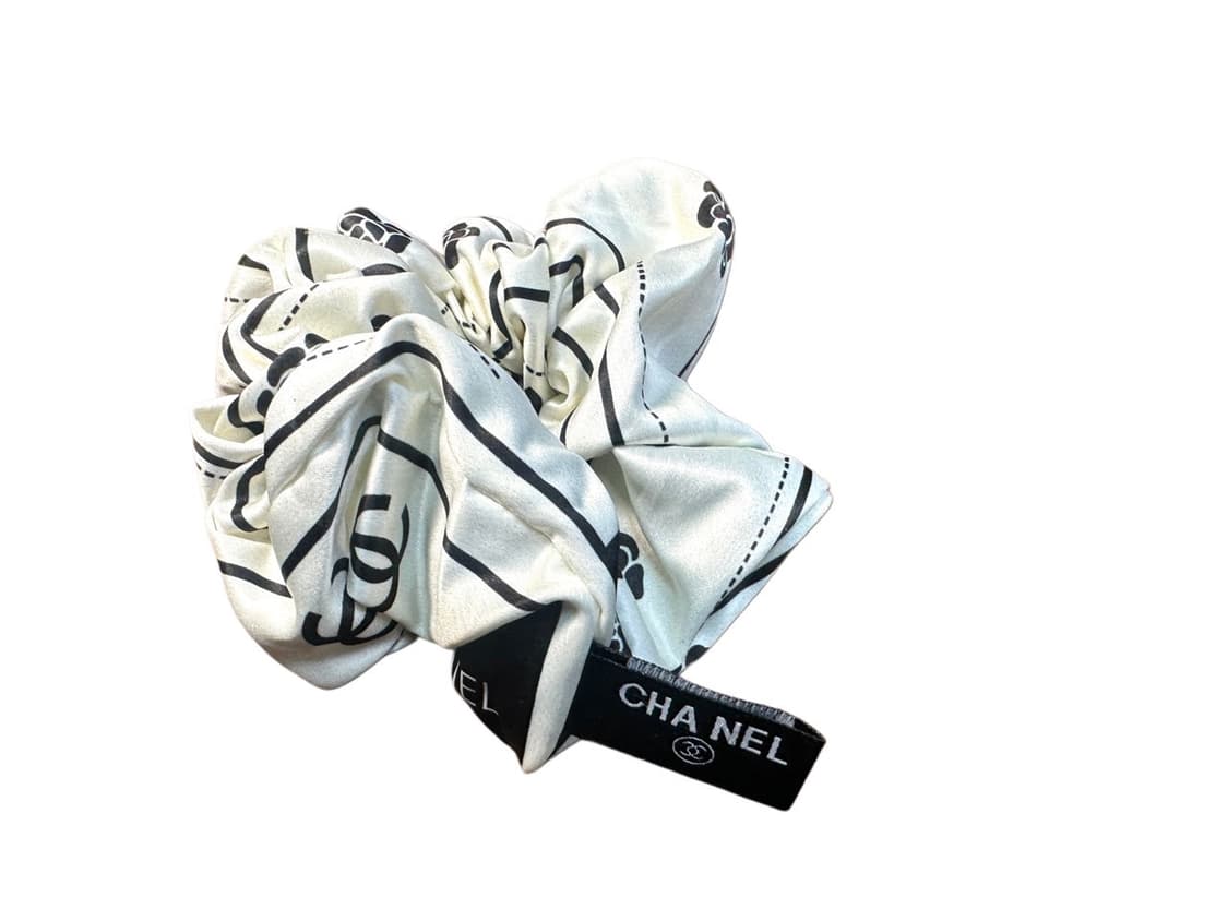 샤넬 까멜리아 헤어슈슈 화이트 상품이미지3