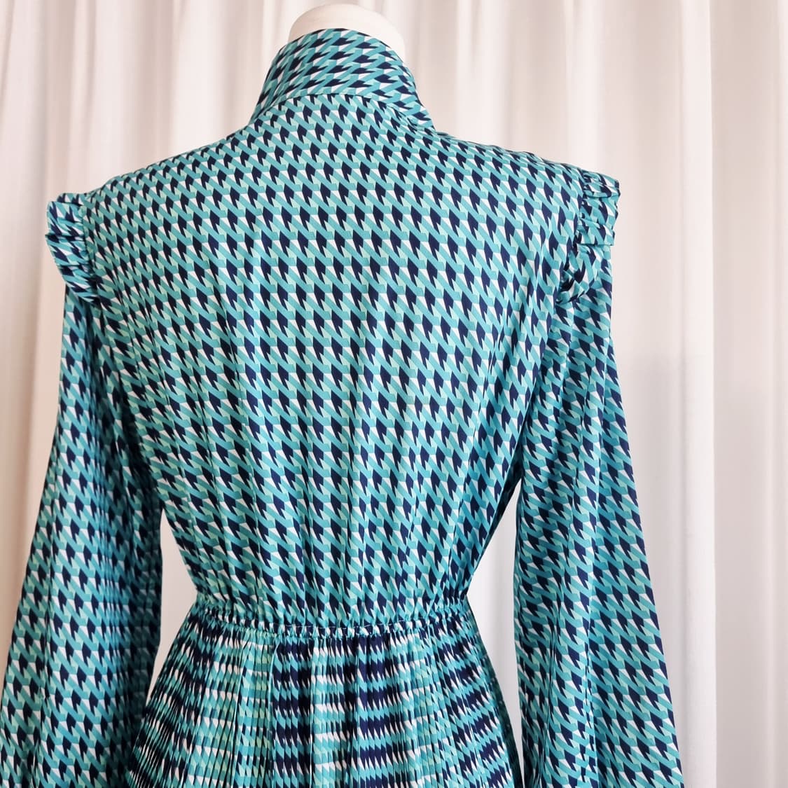 듀엘 DEWL 리본타이 플리츠 패턴 원피스 (55) 상태완벽 상품이미지8