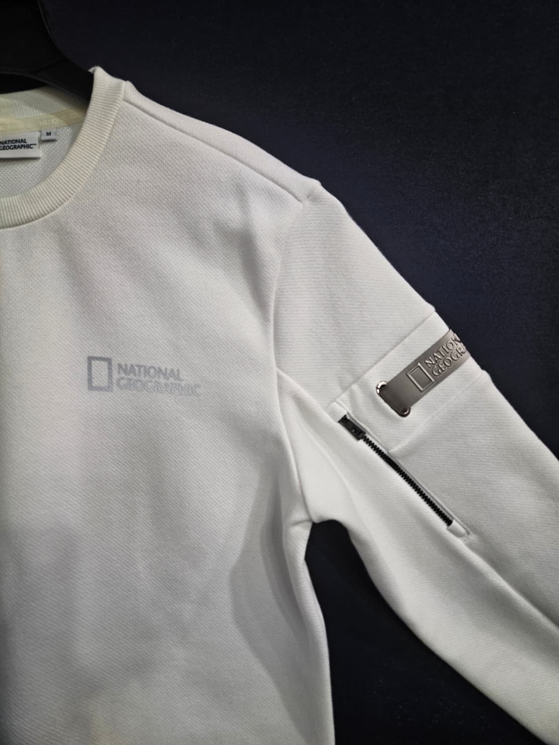 내셔널지오그래픽 화이트 남성 세미오버핏 95 맨투맨  상품이미지4