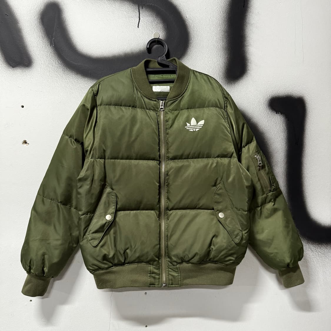 아디다스 파이어버드 올드스쿨 빅 프린팅 ma-1 다운 바시티 상품이미지1