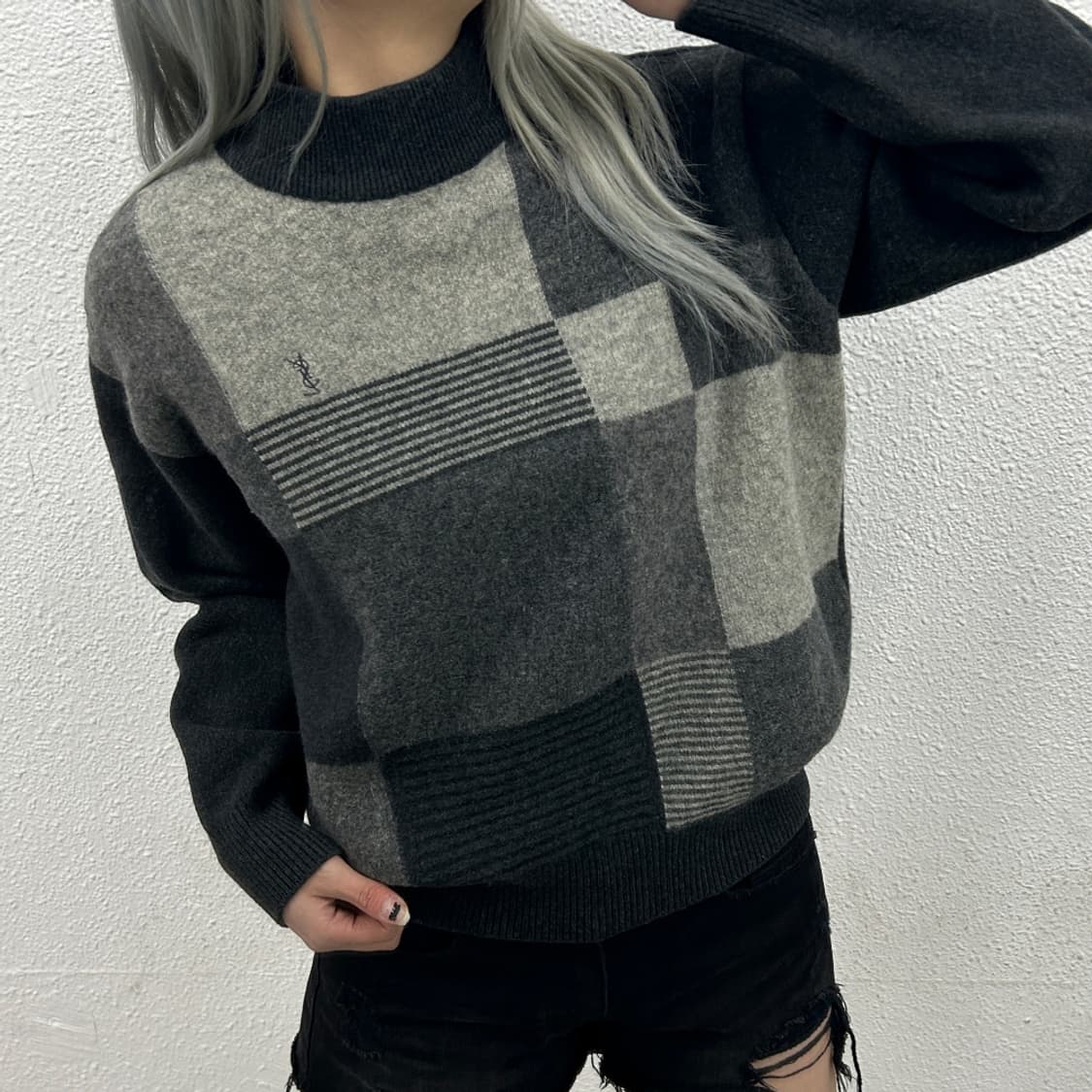 입생로랑 미니로고 차콜 폴라니트 100 상품이미지1