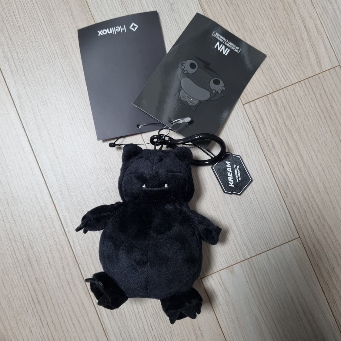 [프라그먼트 x 헬리녹스x 포켓몬] 콜라보  INN 잠만보 키링 블랙 상품이미지4
