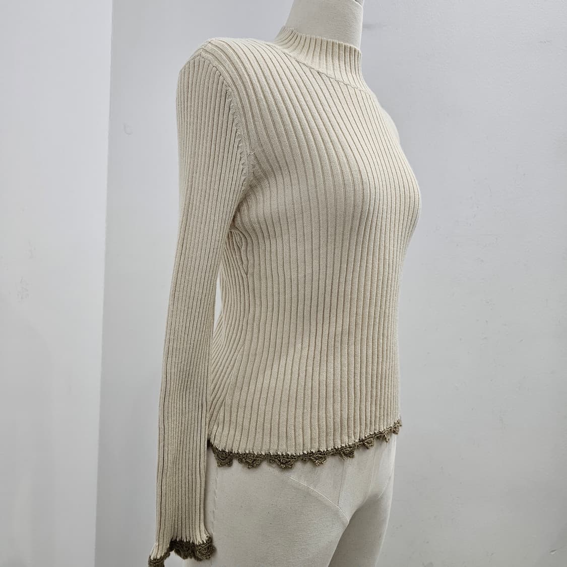 모 혼방 연베이지 골지 반폴라 니트 상품이미지3