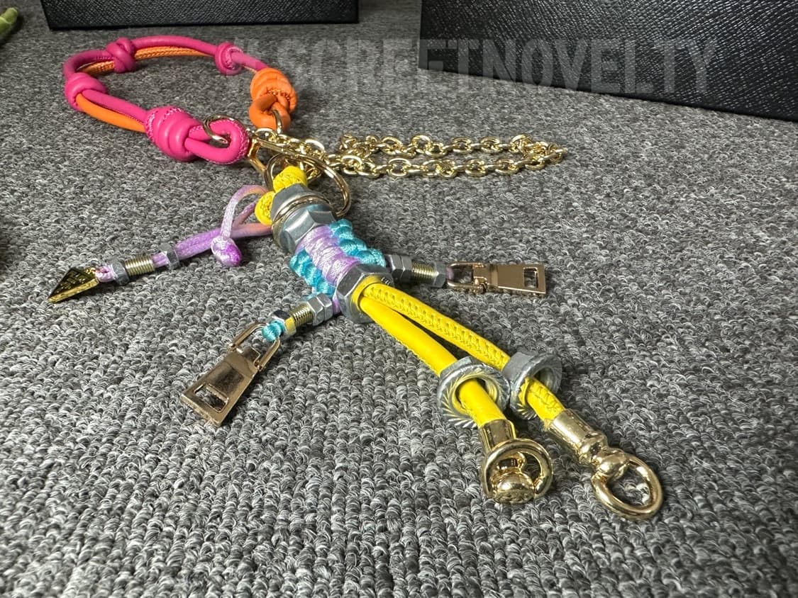 프라다 로봇 백참 핑크 상품이미지9