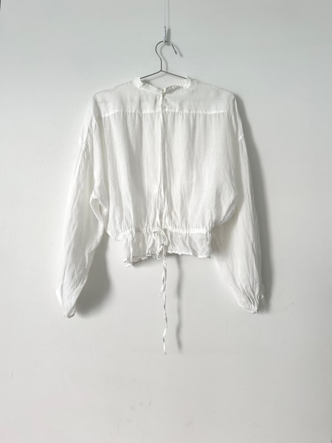 Victoria back slit blouse / white 상품이미지3