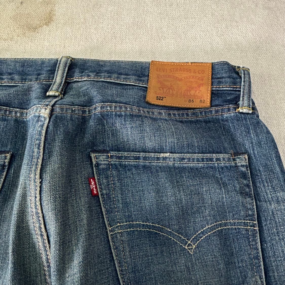 32 리바이스 522 워싱 데님 팬츠 상품이미지4