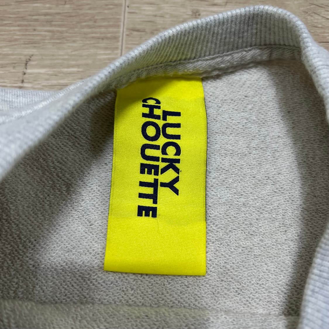 럭키슈에뜨 여성 슈에뜨 빅로고 프린팅 맨투맨 [라이트 그레이] 38 상품이미지4