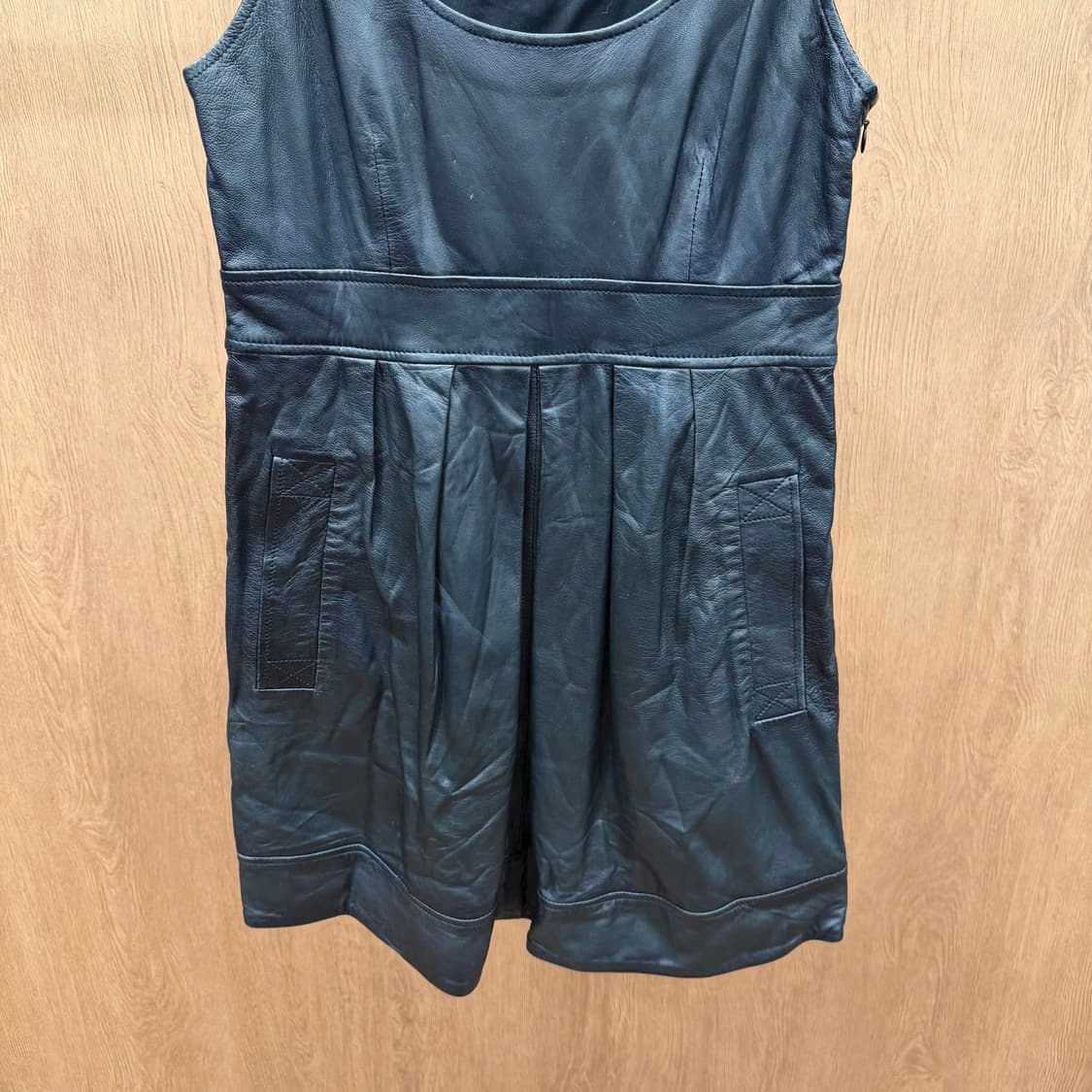 띠어리 슬리브리스 레더 미니 원피스 숄더 버튼 스트랩 디테일 블랙 상품이미지5