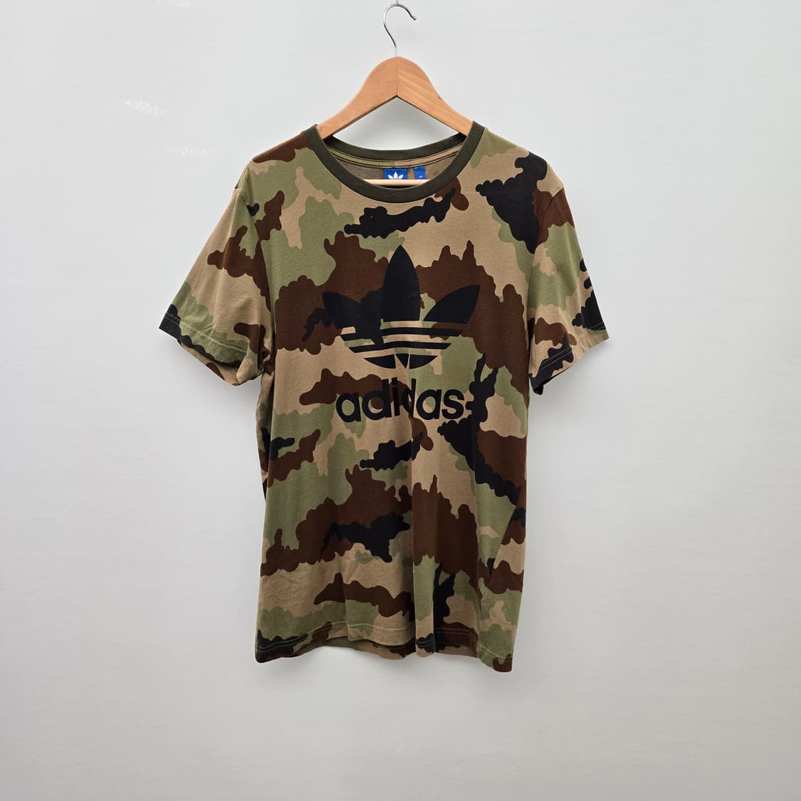 아디다스 카모 빅로고 반팔티 상품이미지1