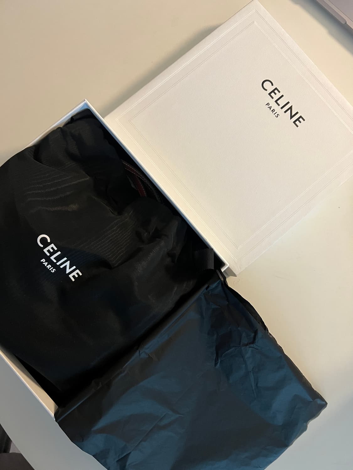 새상품) 셀린느 스무스 카프스킨 크로스바디 오발 퍼스 레더 트리옹프 탄 상품이미지7