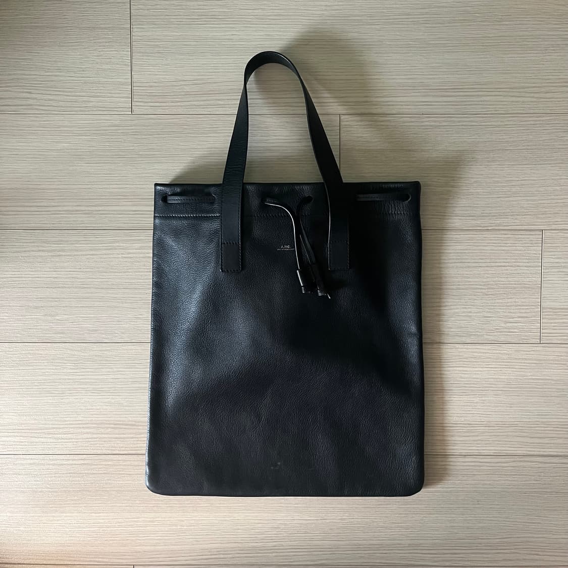 A.P.C. 블랙 레더 드로스트링 토트백 상품이미지2
