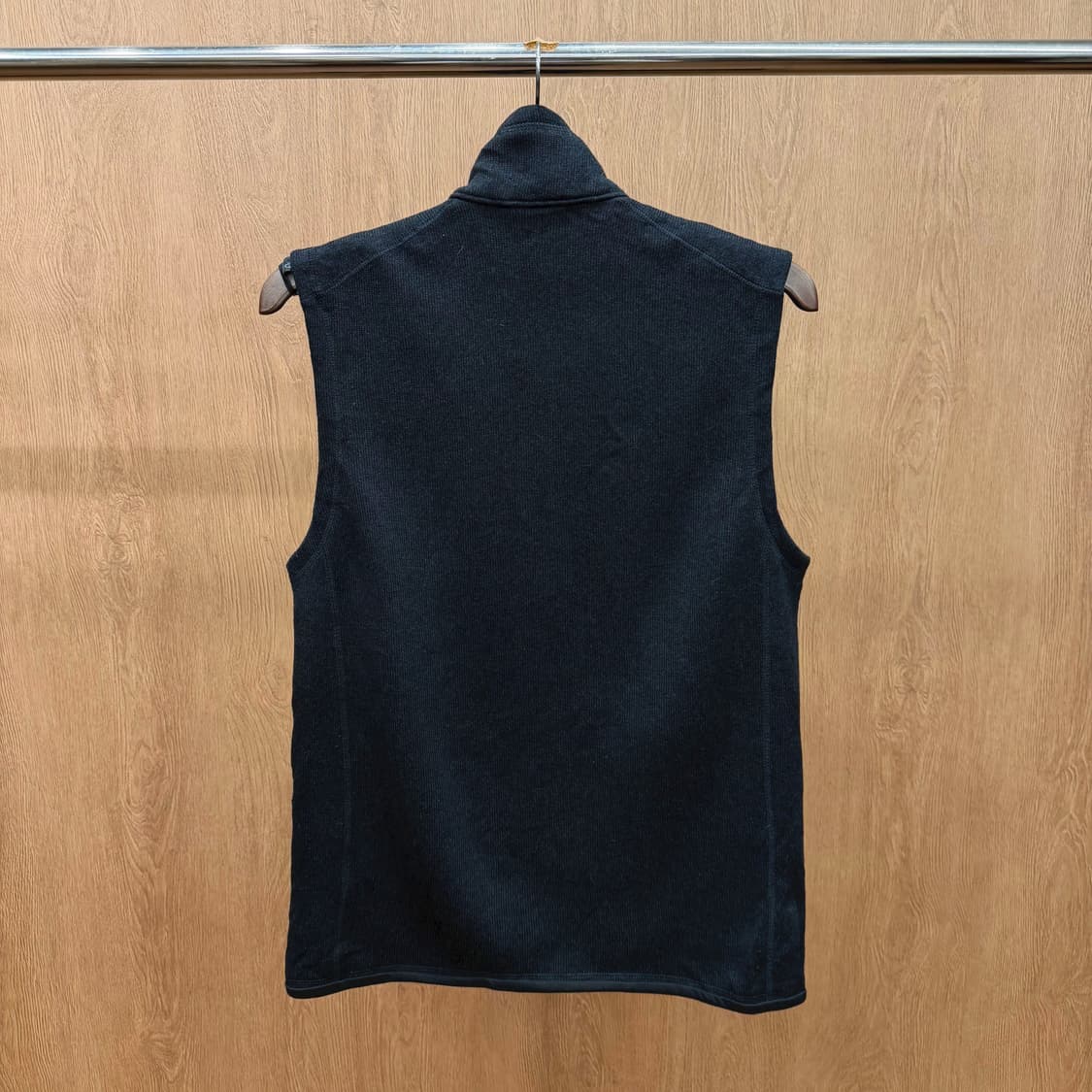 파타고니아 하이넥 플리스 집업 베스트 로고 패치 지퍼 포켓 디테일 블랙 상품이미지3