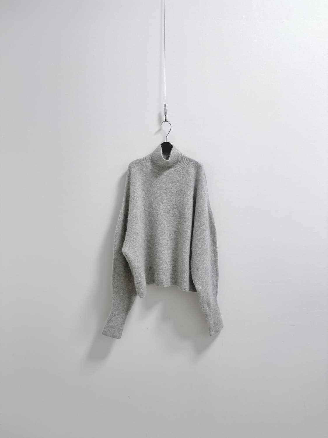 앤아더스토리즈 루즈핏 알파카 하이넥 니트  상품이미지1