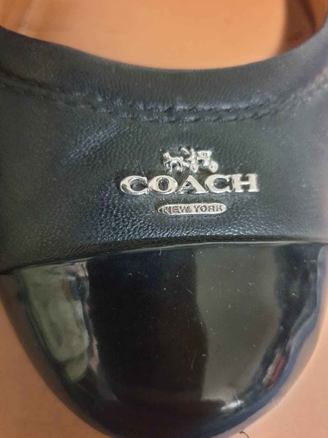 COACH 클래식 은장로고 레더 플랫슈즈 블랙 (245) 상품이미지4