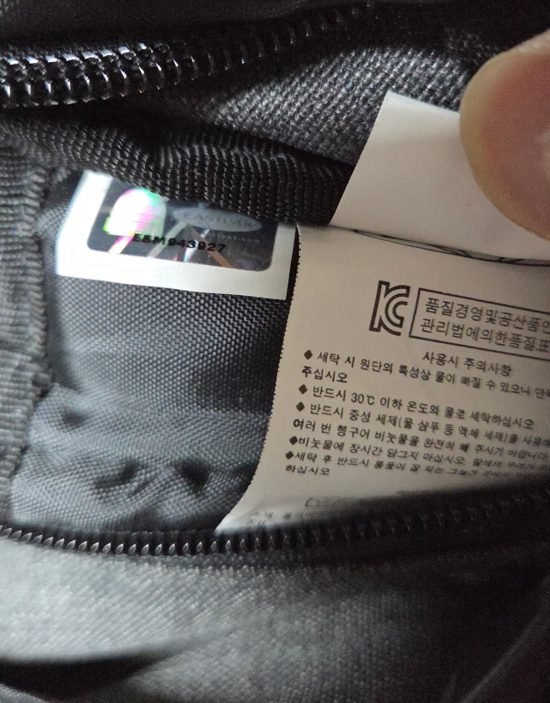 (착샷) 이스트팩 백팩 에그웜 그레이 상품이미지3