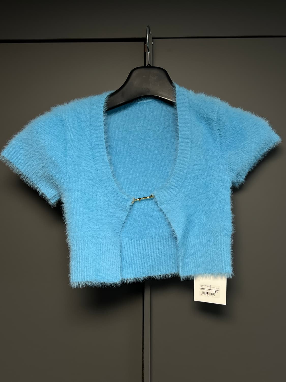자크뮈스 22SS 라 마이유 네브 플러피 참 로고 가디건 라이트 블루 상품이미지1