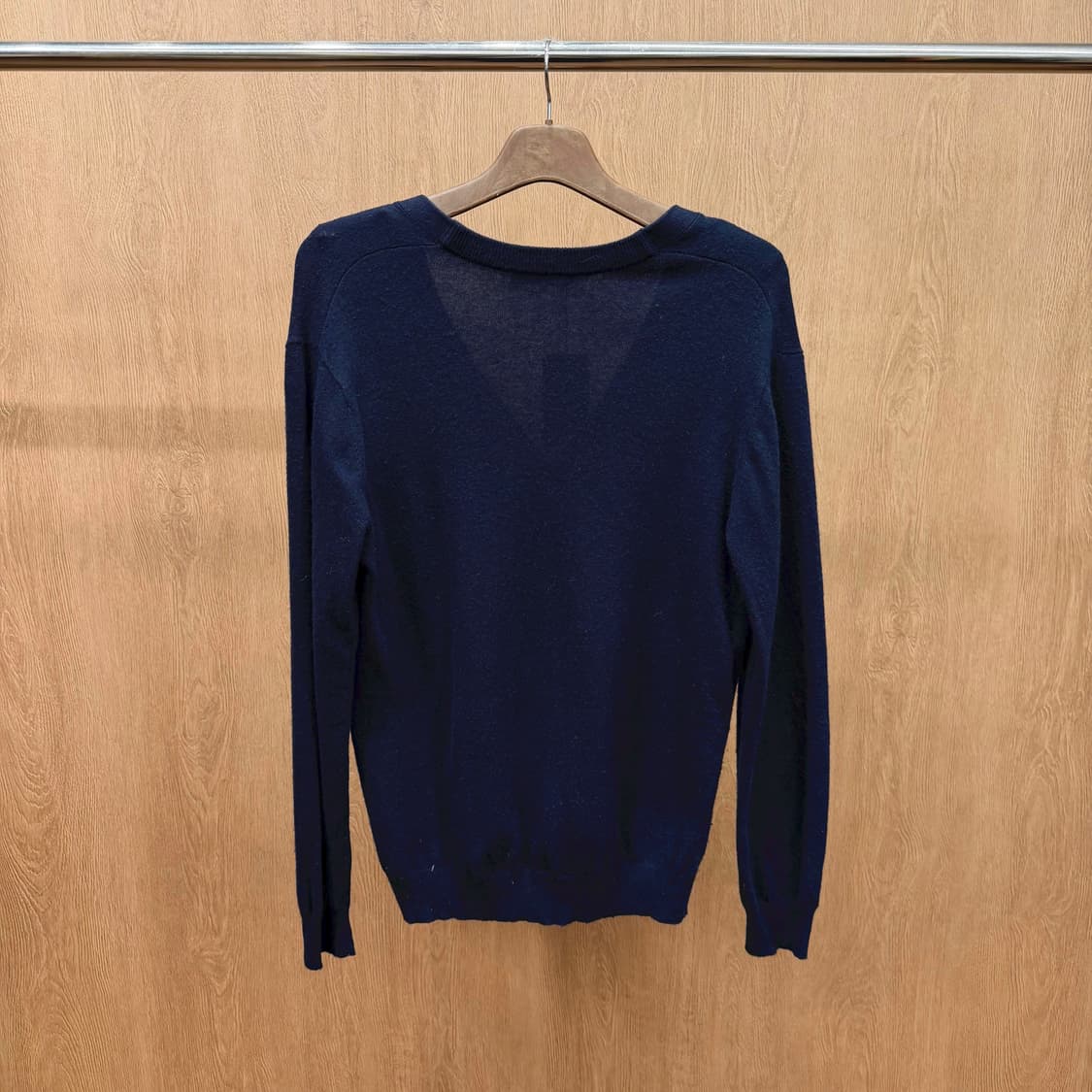 알렉산더 왕 브이넥 니트 가디건 레드 배색 넥라인 디테일 레귤러핏 네이비 상품이미지3