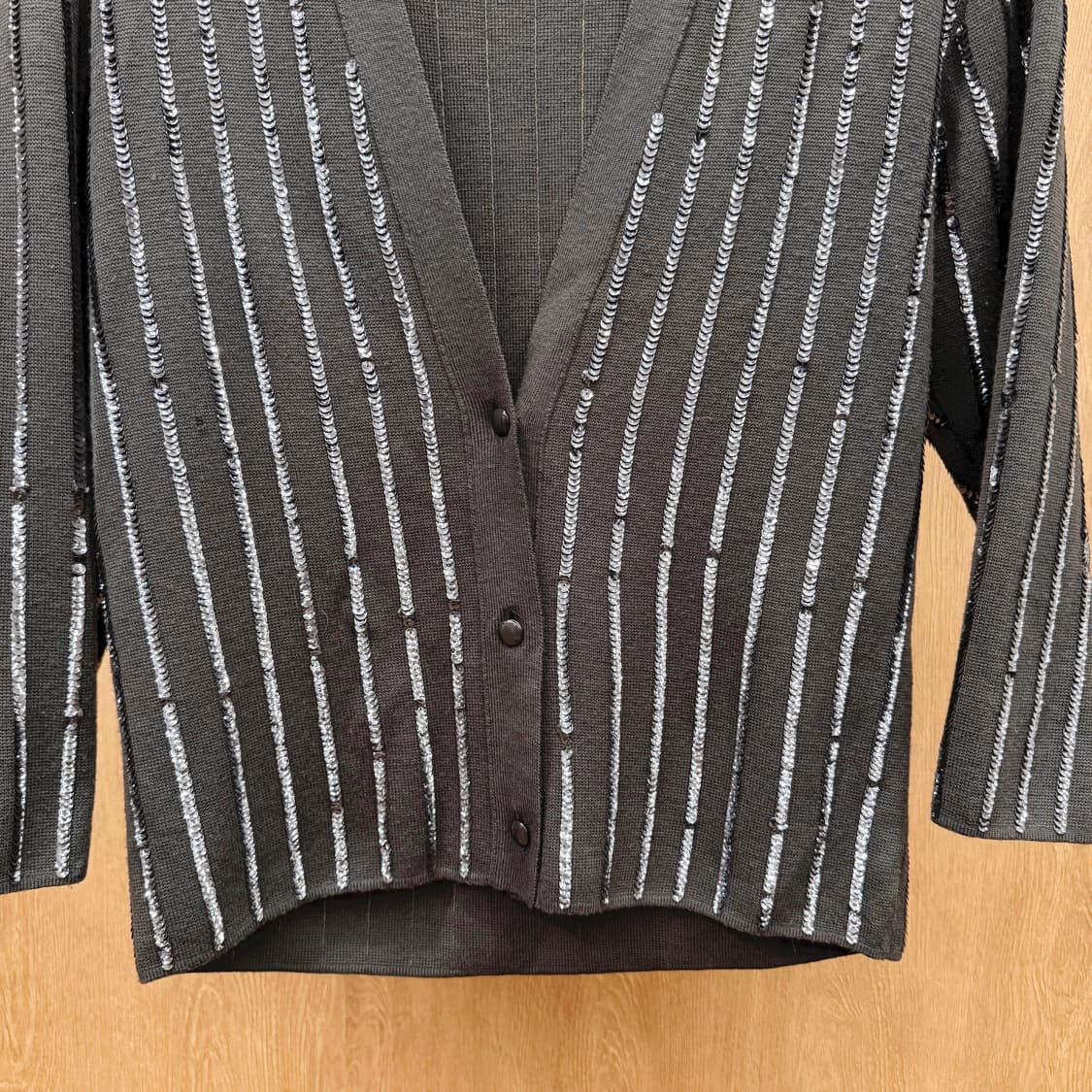 끌로에 울 니트 브이넥 가디건 스팽글 스트라이프 디테일 크롭핏 블랙 상품이미지5