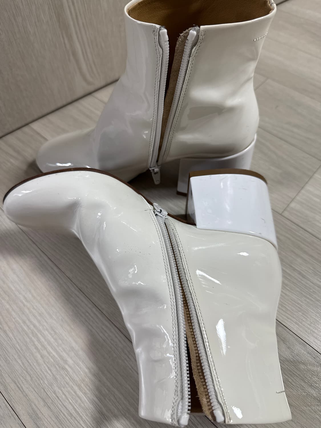 MM6 마르지엘라 에나멜 부츠 화이트 상품이미지3