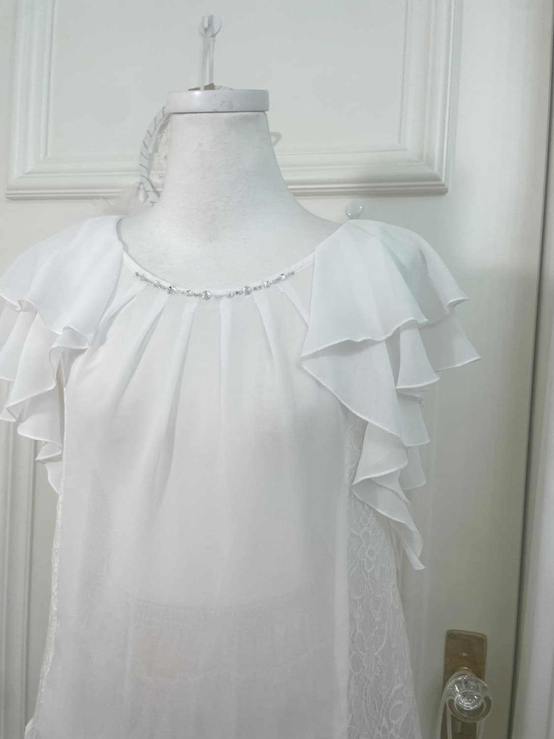 white ruffle cubic lace trim blouse 상품이미지6