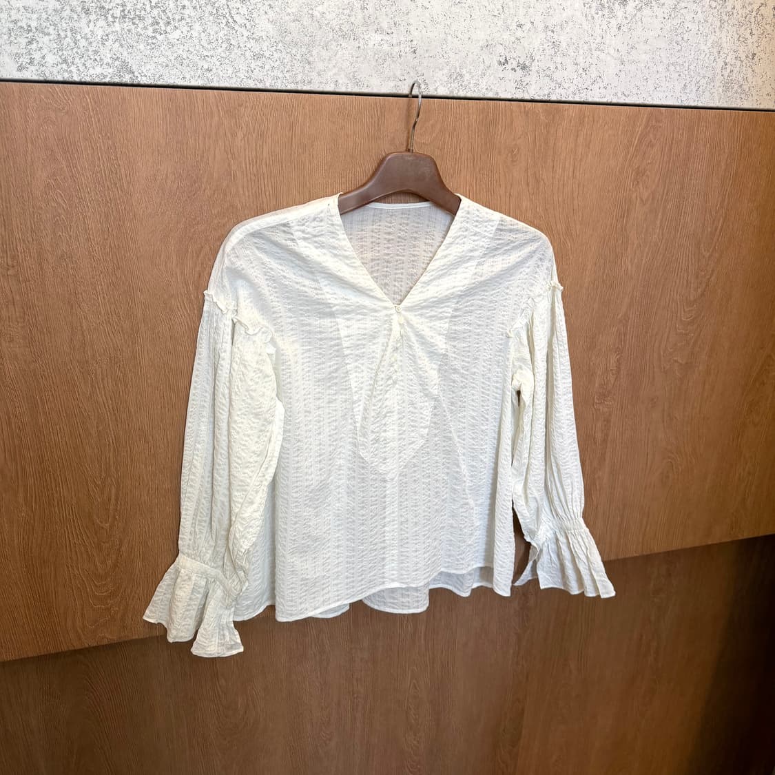 빈티지 브이넥 롱슬리브 블라우스 버튼업 밴딩 프릴 슬리브 디테일 아이보리 상품이미지1