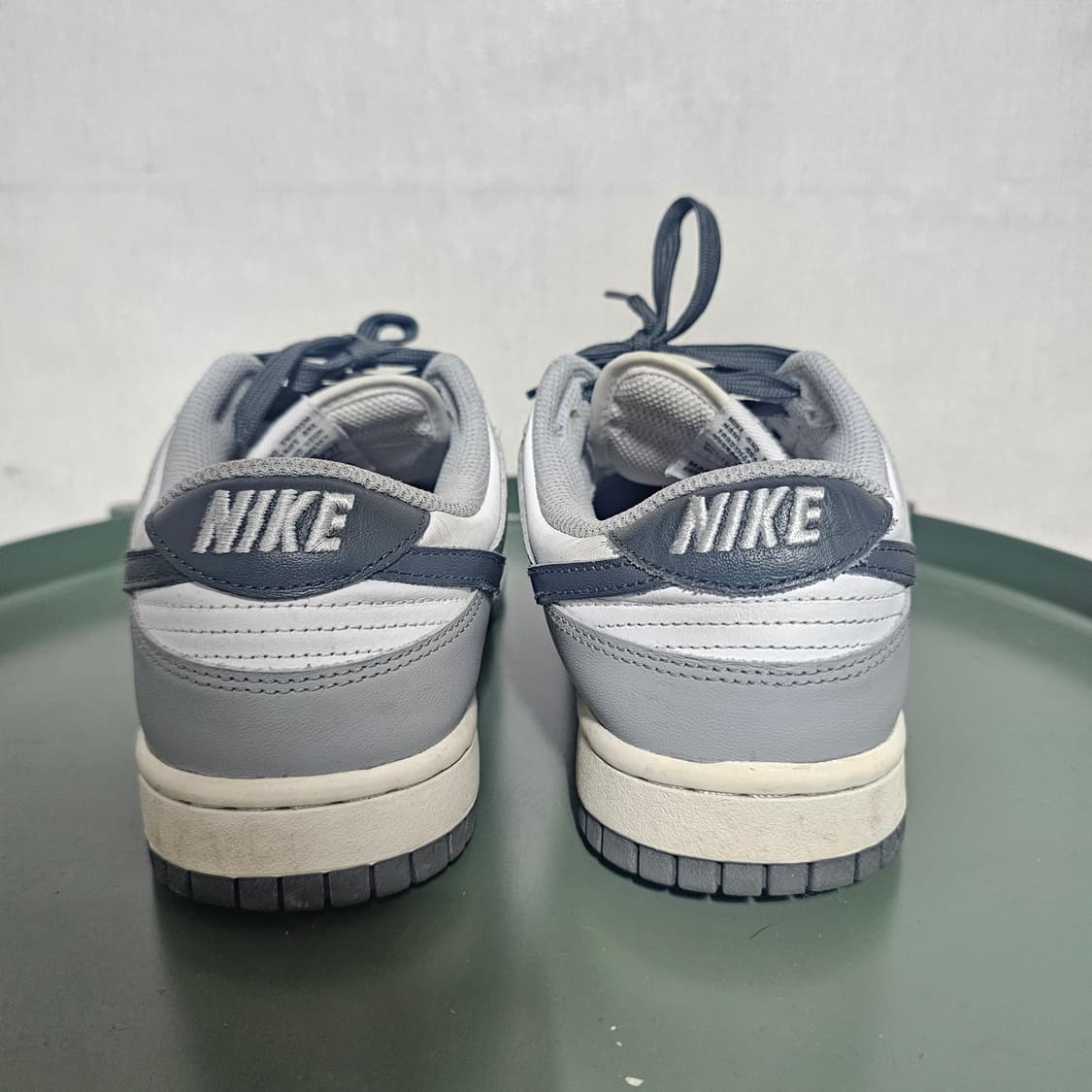 255나이키 덩크 로우 회색/흰색 운동화 상품이미지3